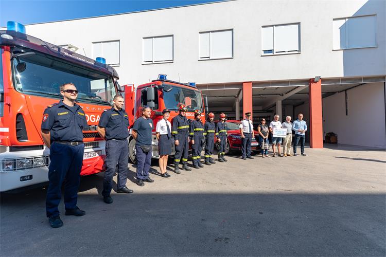 Slika /slike/Vijesti/Vatrogasci za Kristinu  (2).jpg